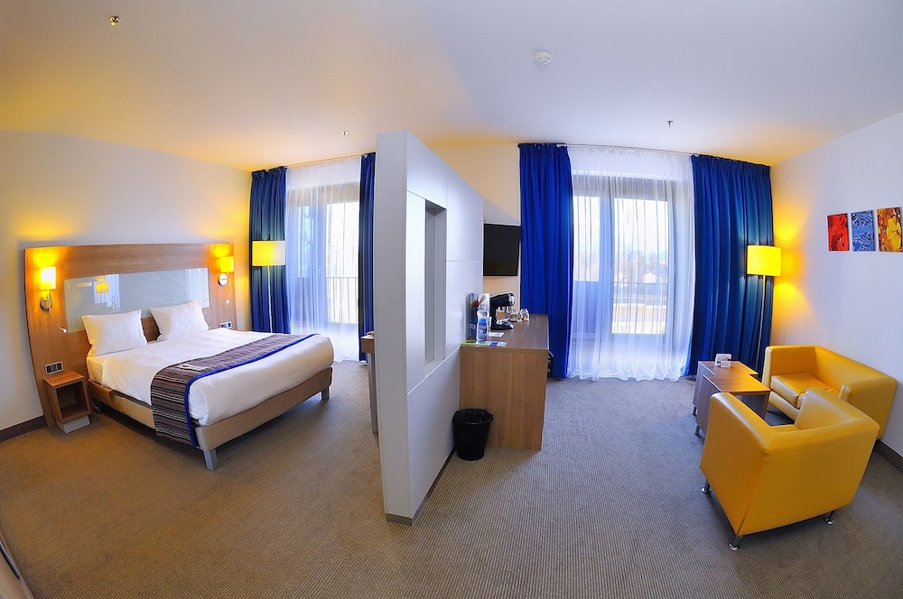 Suite, 1 King Bed, Non Smoking - Photo 4