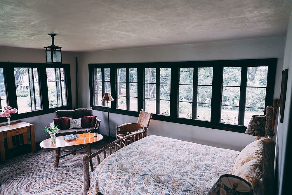 Premium Suite, 1 King Bed, River View photo 2