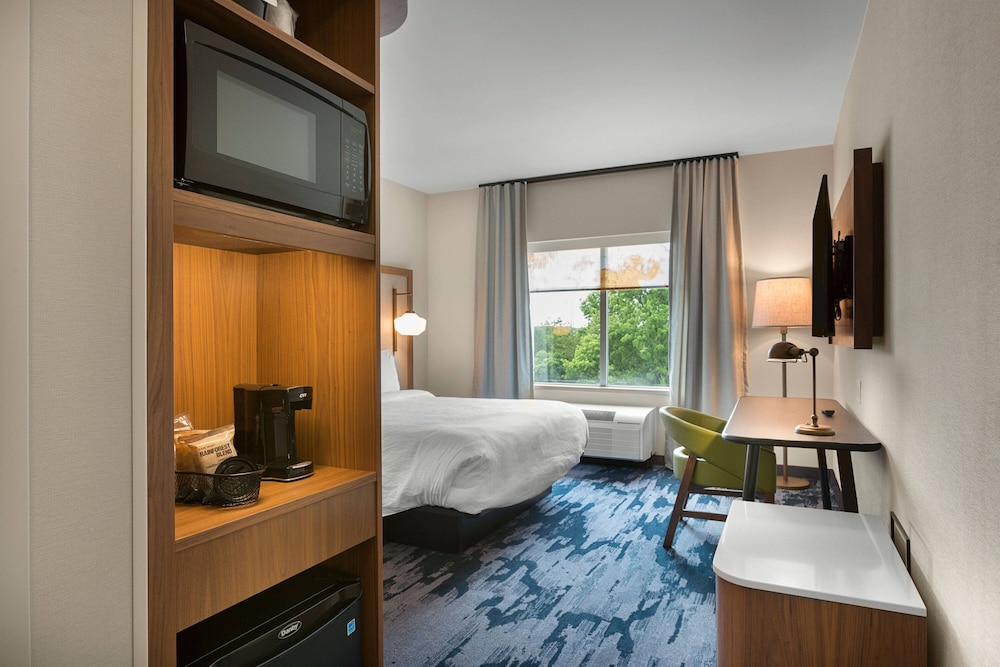 Room, 1 King Bed (Mobility Accessible, Roll-in Shower) - Photo 1