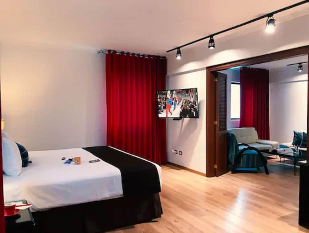 Senior Suite, 1 Queen Bed photo 1