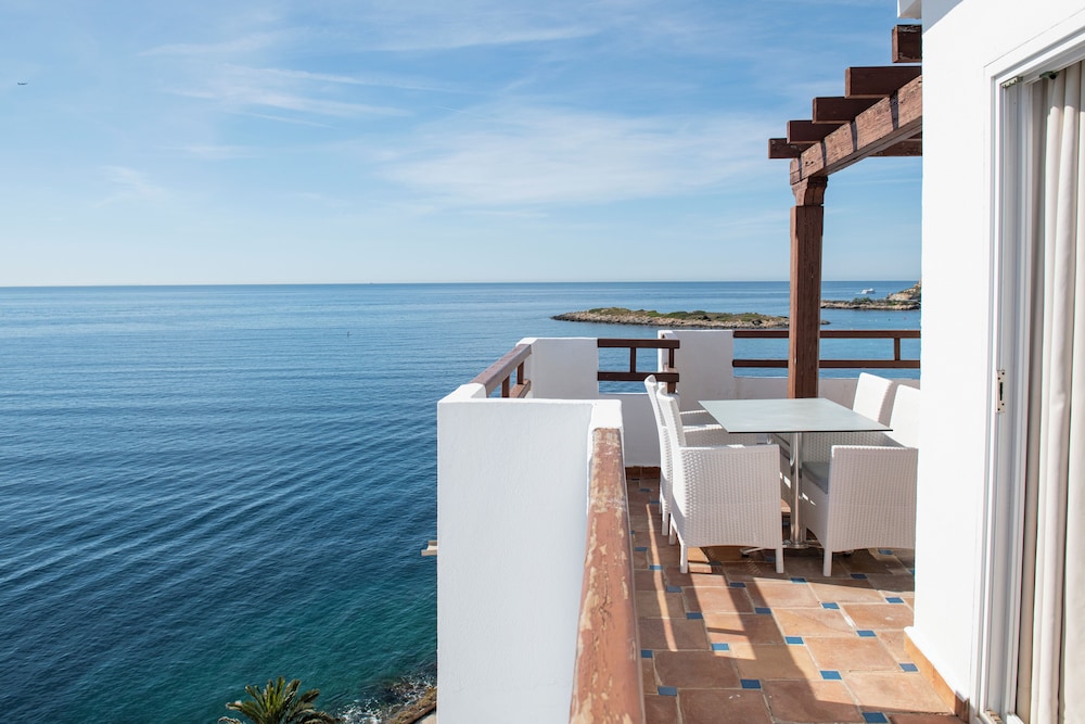 Deluxe Suite, 2 Bedrooms, Sea View (4 Adults + 1 Child)