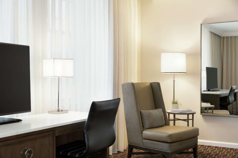 Suite, 1 King Bed - Photo 2