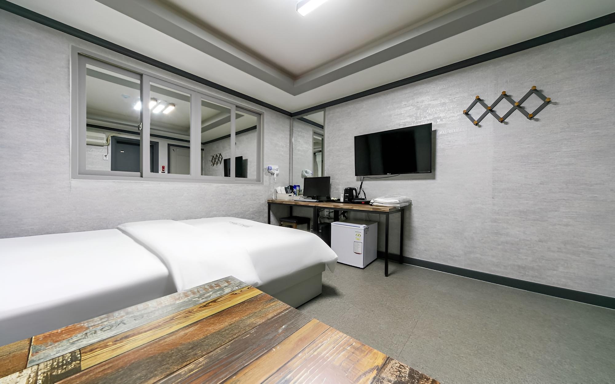 Room (1 Room per 1 Parking (Netflix)) - Photo 6