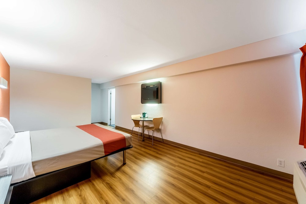 Standard Room, 1 King Bed, Non Smoking - Photo 9