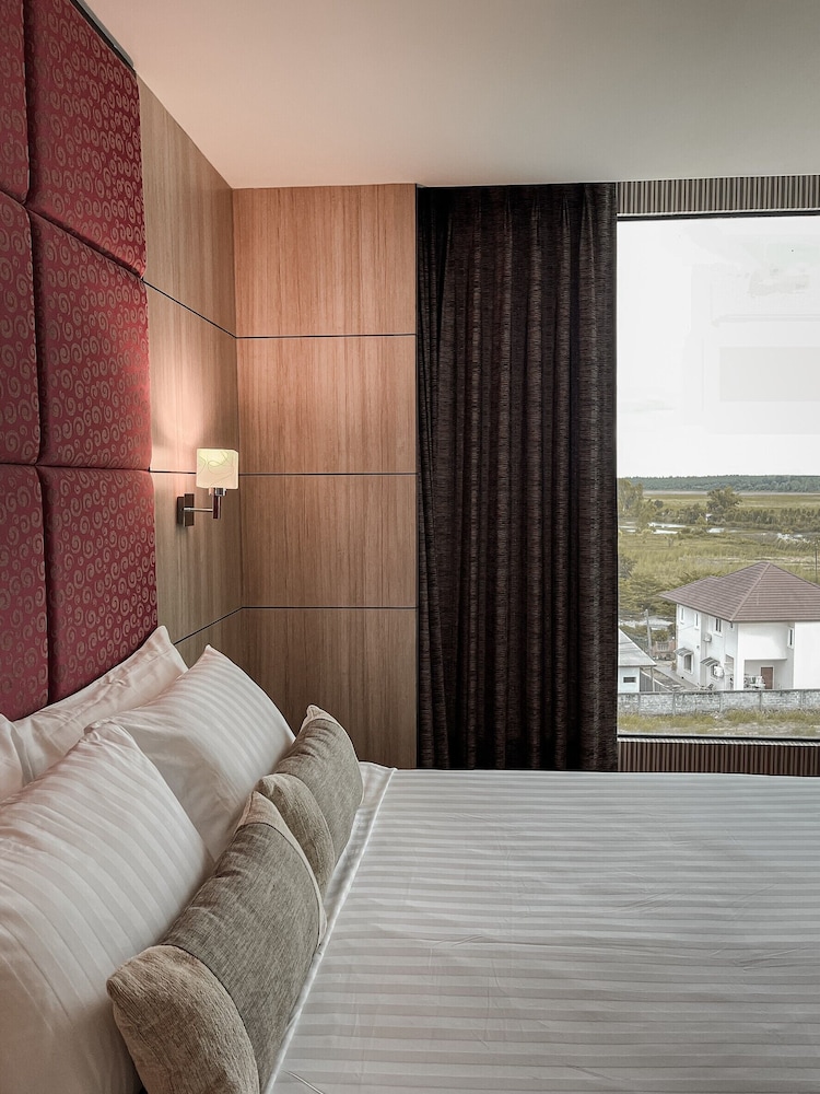 The One Suite - Photo 3