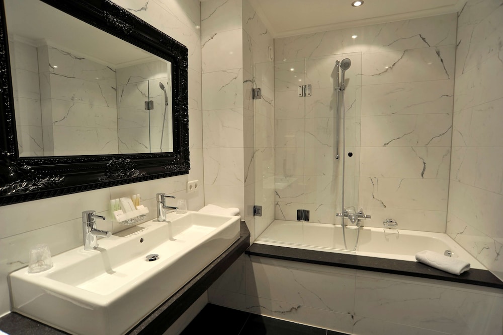 Superior Room, 2 Twin Beds, Bathtub - Photo 11