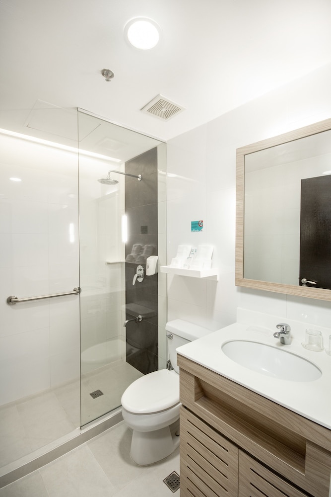 Room, 2 Queen Beds, Non Smoking (Bay View) - Photo 6