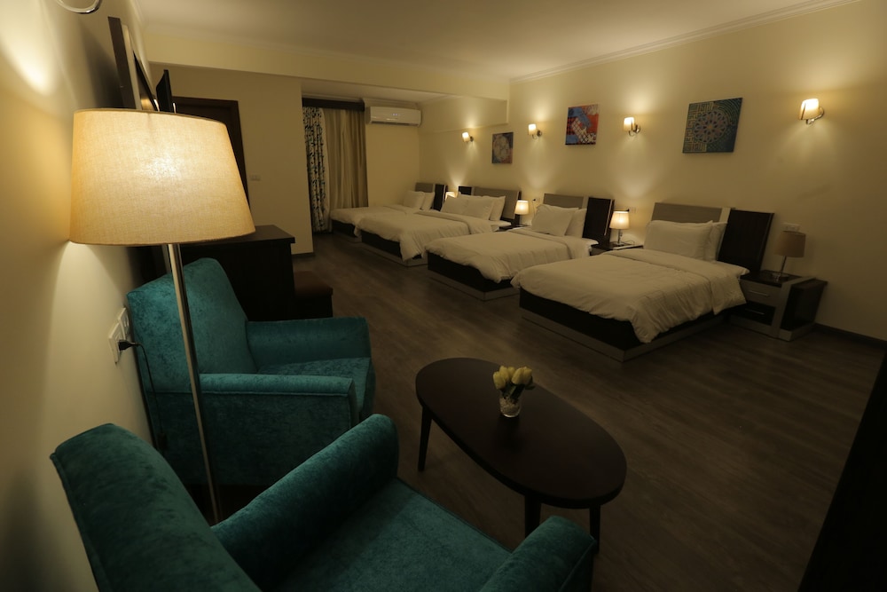 Family Quadruple Room, City View (5 Guests) - Photo 1