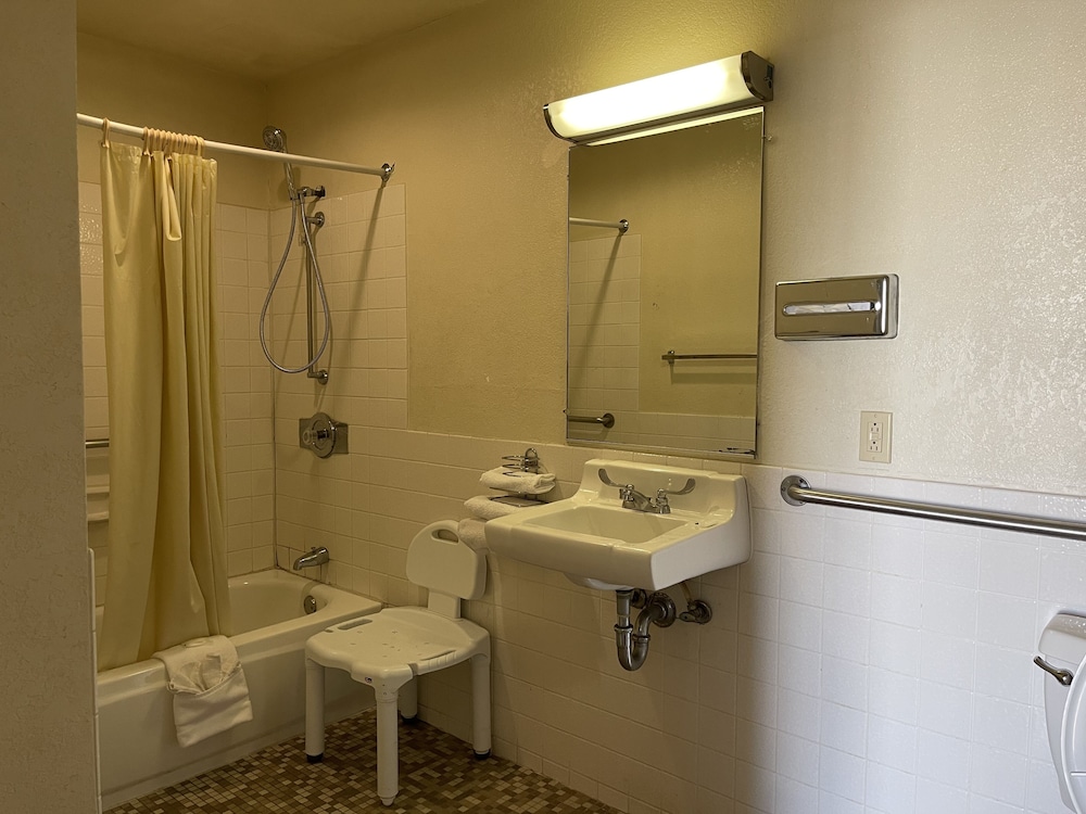 Standard Room, 1 Queen Bed, Accessible, Non Smoking photo 2
