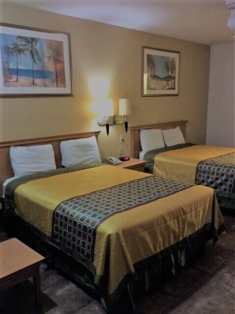 Deluxe Room, 2 Queen Beds, Smoking - Photo 8
