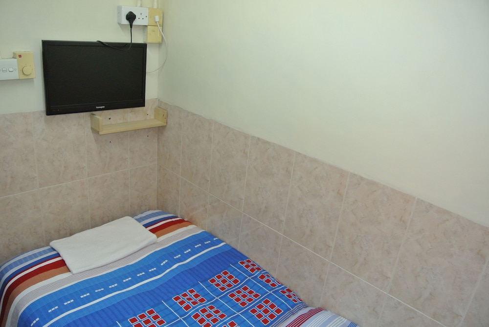 Single Room, Shared Bathroom (No Windows)
