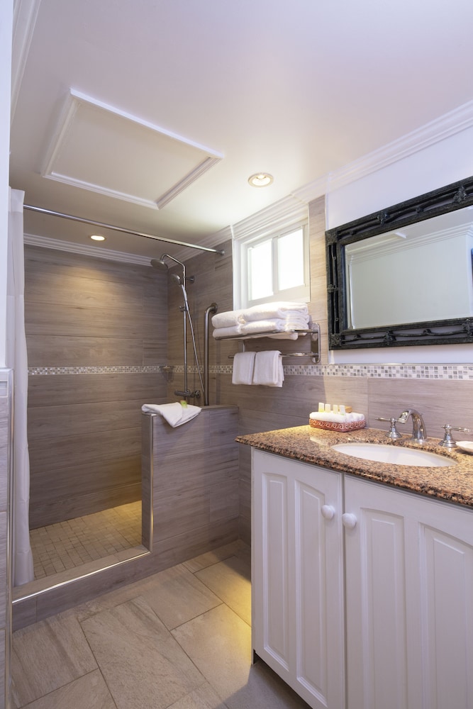 One Bedroom Garden View Suite - Photo 4