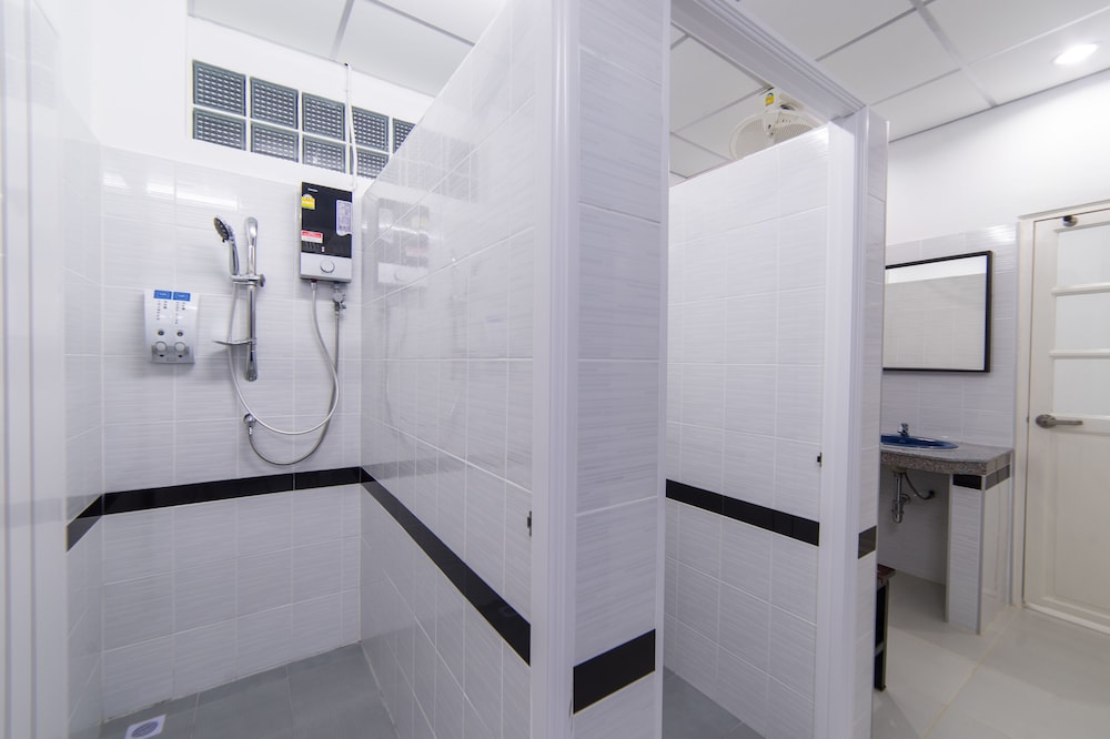 Private Twin Room with Shared Bathroom - Photo 9