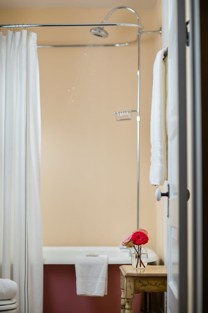 Deluxe Double Room, 1 King Bed photo 2