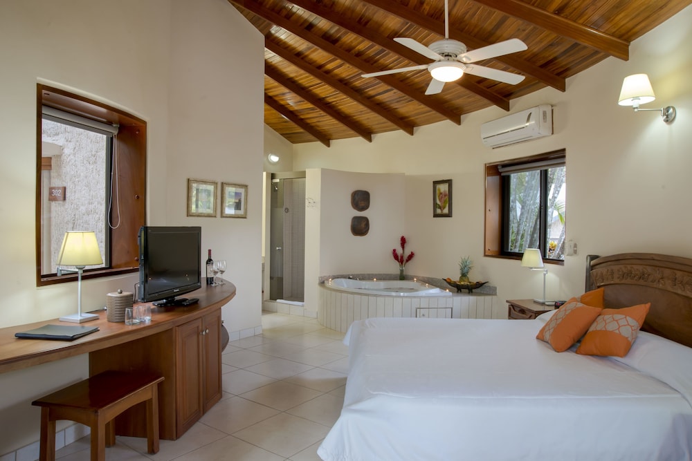 Tropical Suite - Jacuzzi photo 1