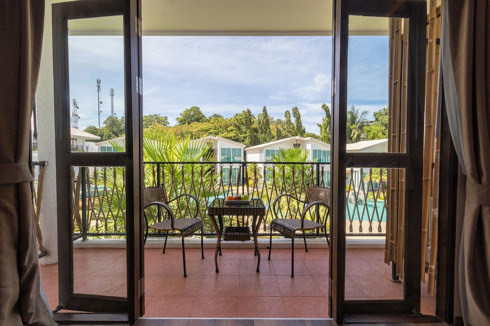 Superior Pool View - Photo 4