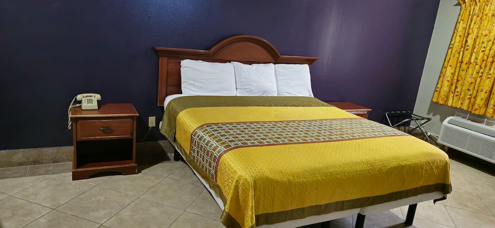 Deluxe Room, 1 King Bed, Non Smoking, Refrigerator & Microwave - Photo 1