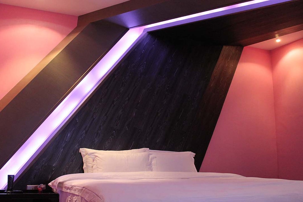 Business Double Suite (No Parking) Check in time starts from 6pm photo 2