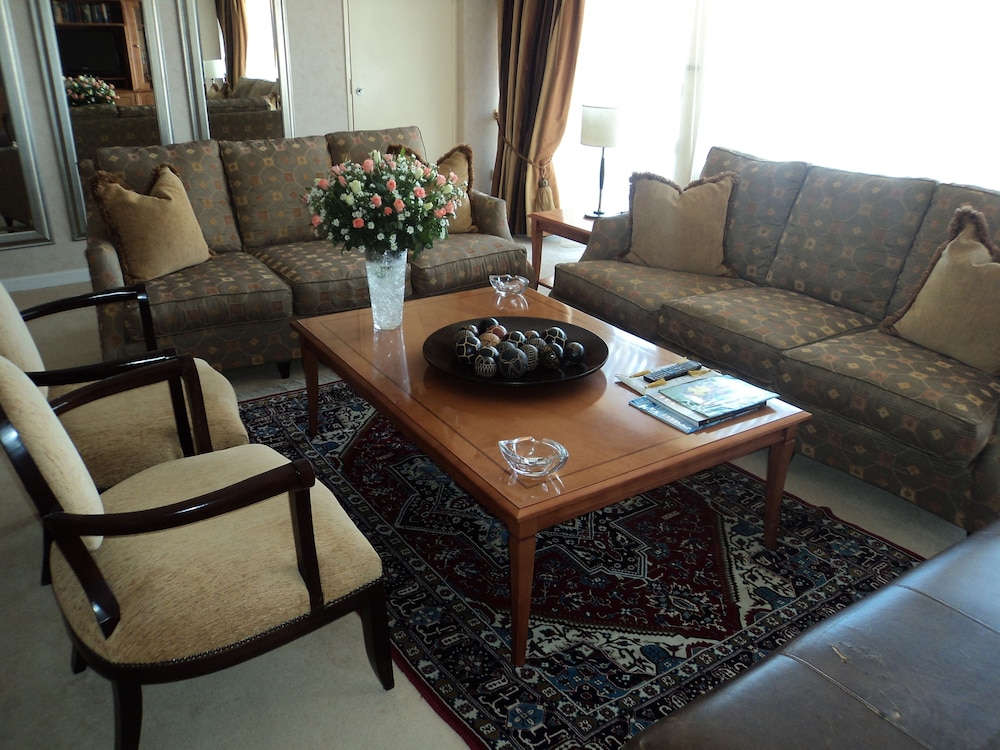 Deluxe Suite, 1 King Bed, City View photo 3