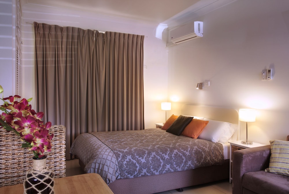Deluxe Studio, 1 Queen Bed, Kitchen photo 1