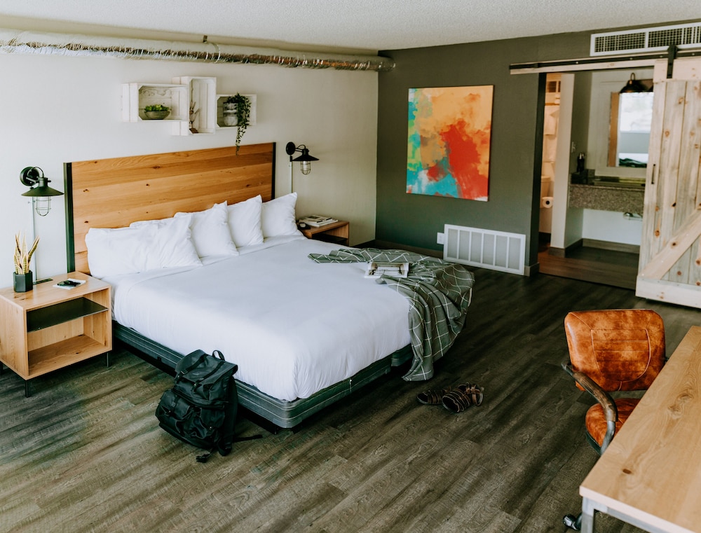 Premium Room, 1 King Bed, Non Smoking, Mountain View