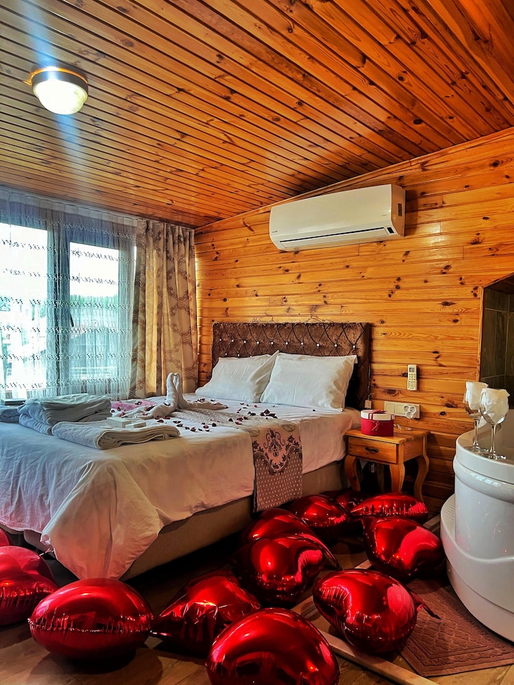 Romantic Triple Room, Private Bathroom, City View photo 1