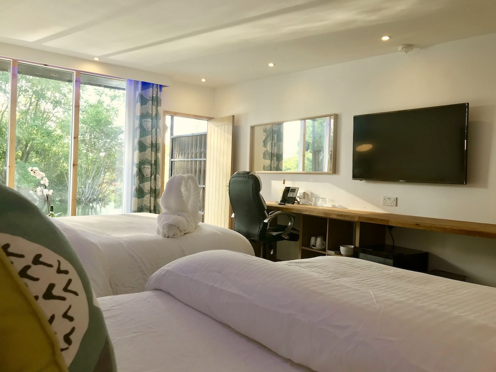 Deluxe Twin Room, 2 Double Beds, Balcony, Lake View photo 3