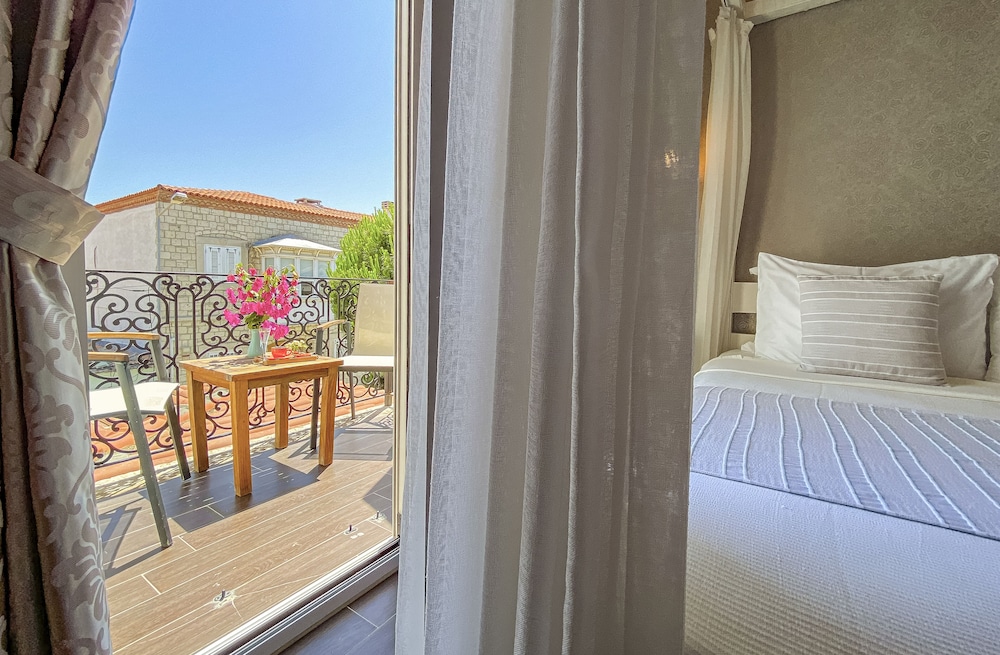 Suite with Bay Window photo 1