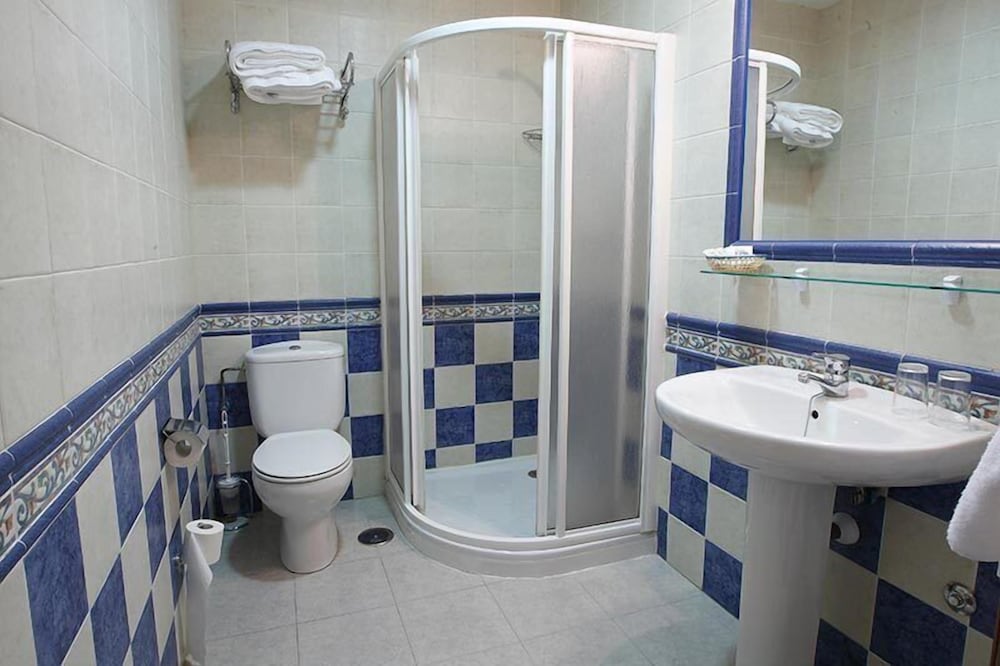 Twin Room - Photo 3