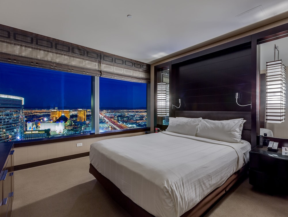 HIGHEST PENTHOUSE SUITE IN VEGAS (2BR) - 55th Floor