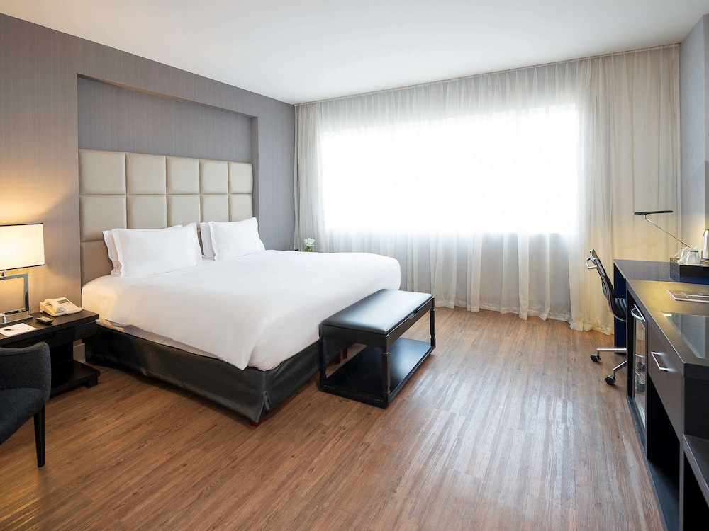 Deluxe Room, 1 King Bed, Bathtub photo 1