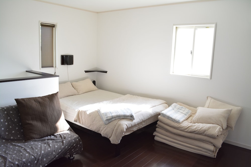 Chocolate House (1 Double Bed + 2 Japanese Futons) photo 1