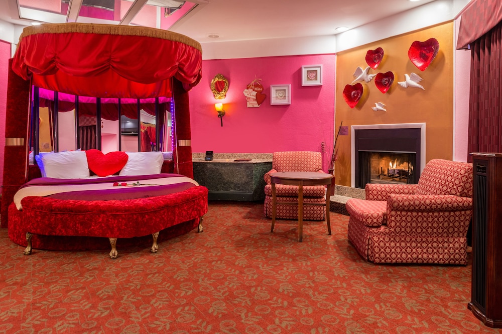 Sweetheart Theme Suite with Heart Shape Bed, Jetted Tub & Fireplace photo 2