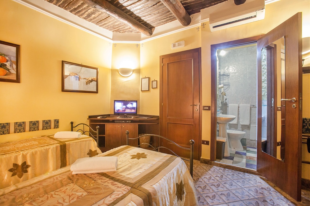 Deluxe Twin Room, 2 Twin Beds, City View photo 2
