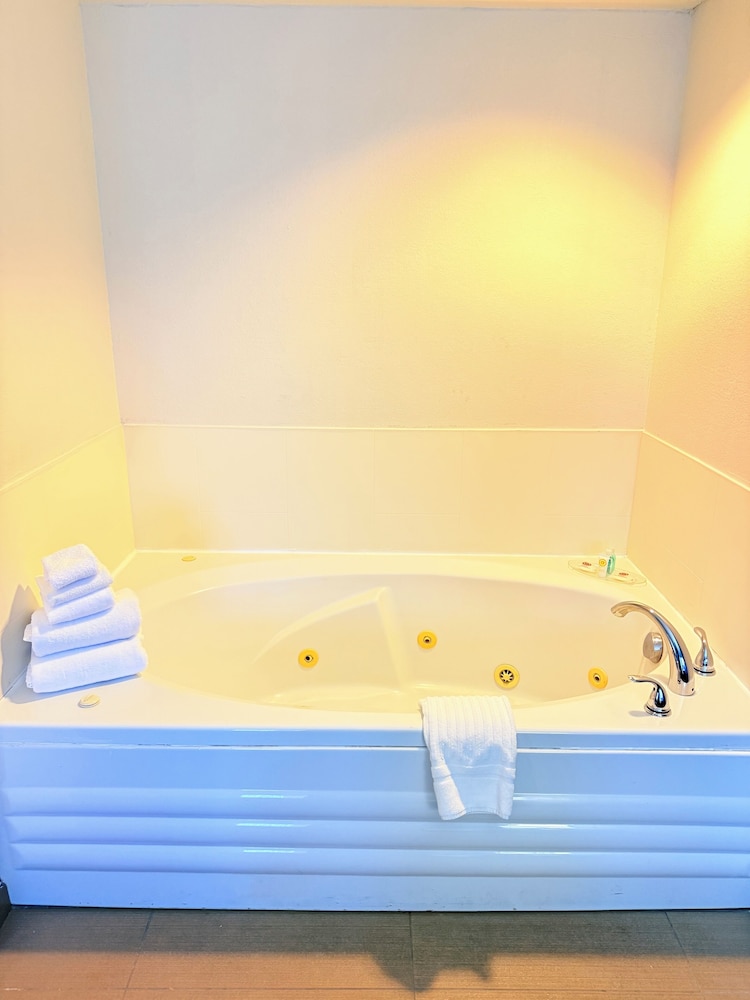 Suite, 1 King Bed, Non Smoking, Hot Tub (2 Person Hot Tub) photo 3