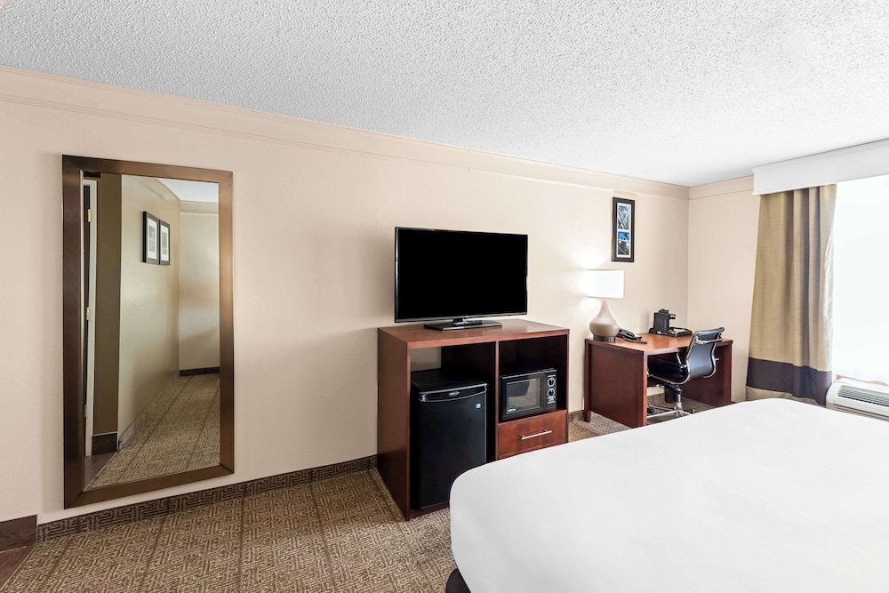 Standard Room, 1 King Bed, Non Smoking - Photo 2