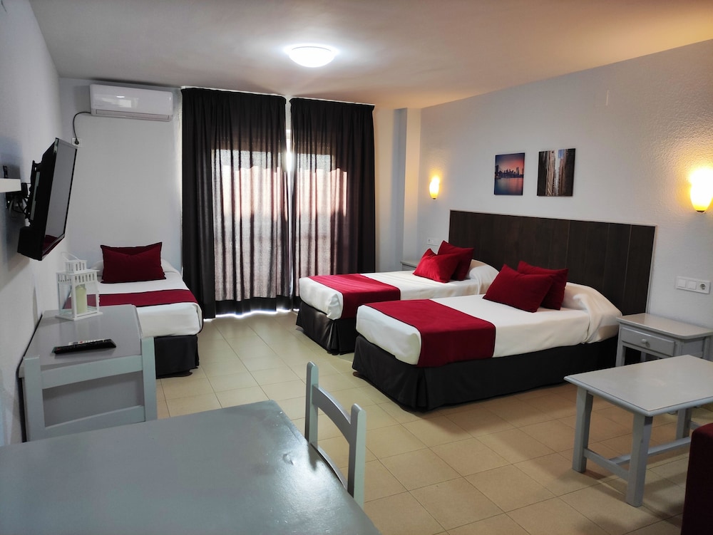 Studio, 3 Twin Beds