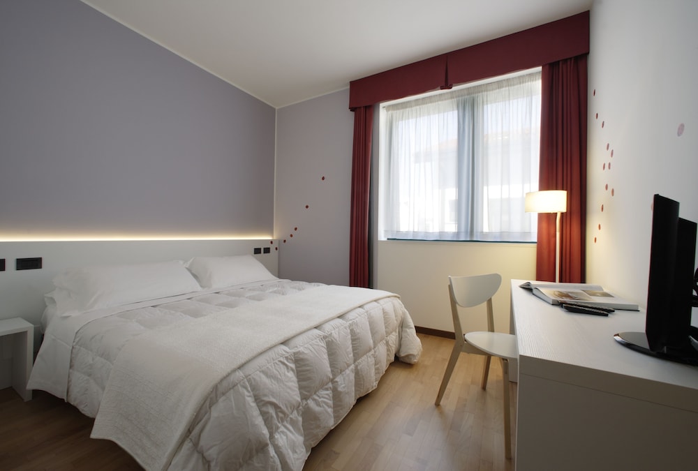 Basic Double Room, Non Smoking - Photo 3