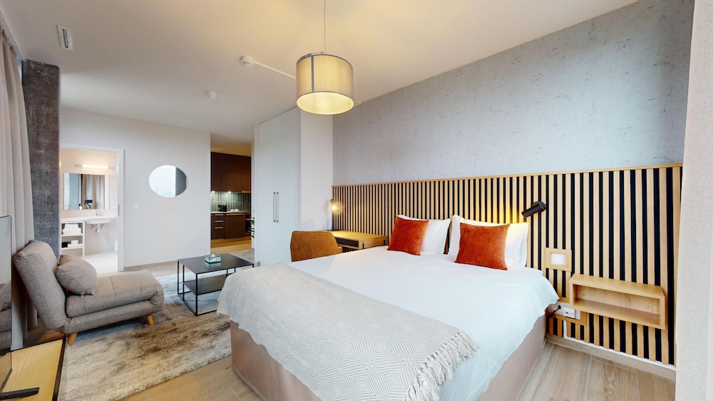 Studio, 1 Queen Bed, City View