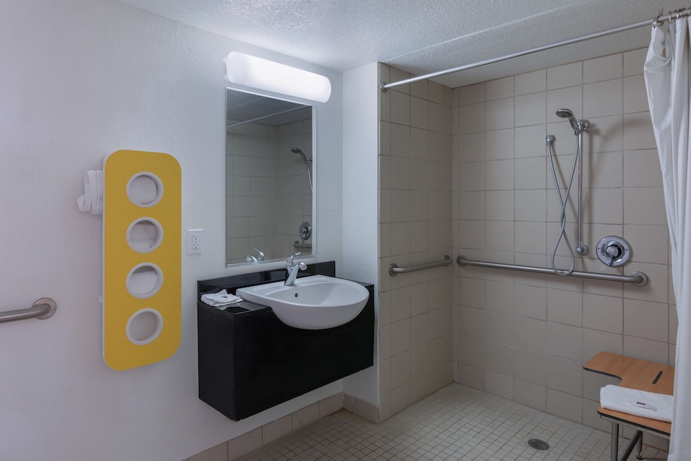 Standard Room, 1 Queen Bed, Accessible, Non Smoking - Photo 7