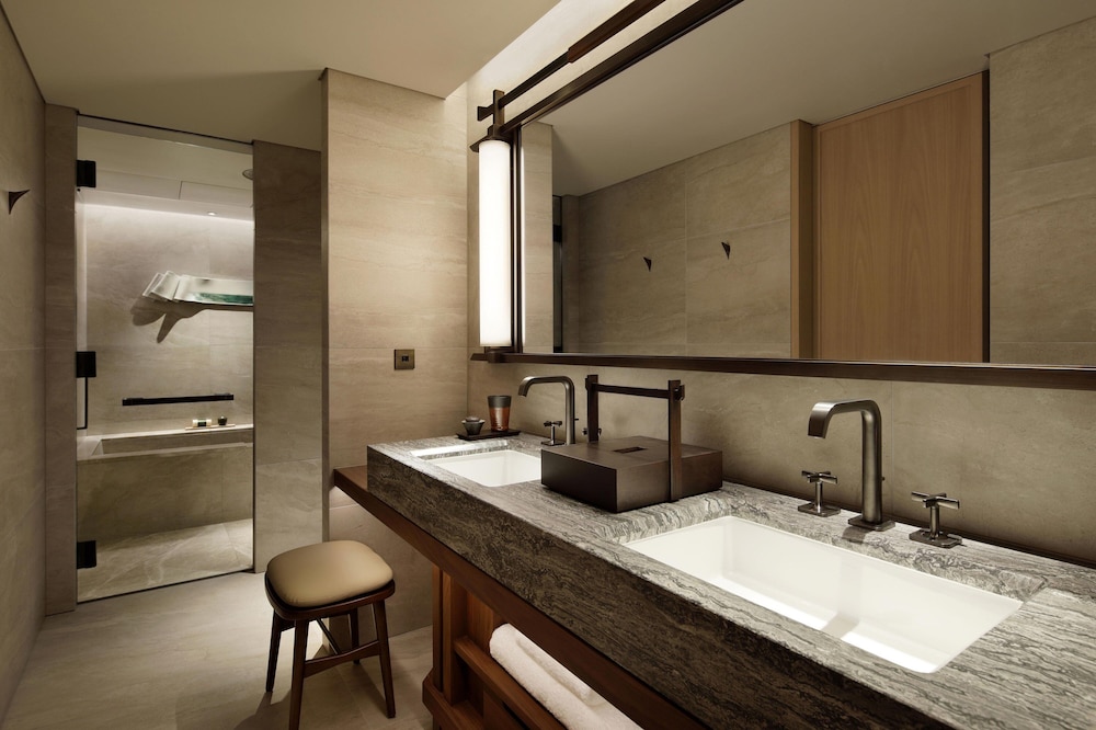 Deluxe Suite, 1 King Bed, City View - Photo 10