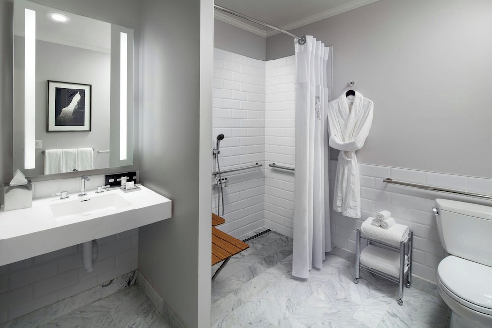 Superior Room, 1 King Bed (Hearing Accessible) - Photo 6