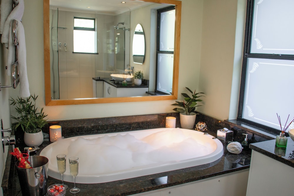Luxury Suite, 1 King Bed with Sofa bed, Spa Bath, Ocean View, Beachside - Photo 23