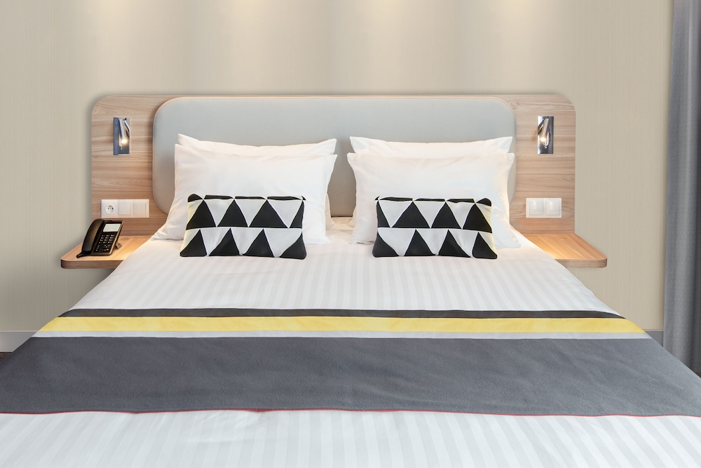 Standard Room, 1 King Bed (Free Breakfast) - Photo 7