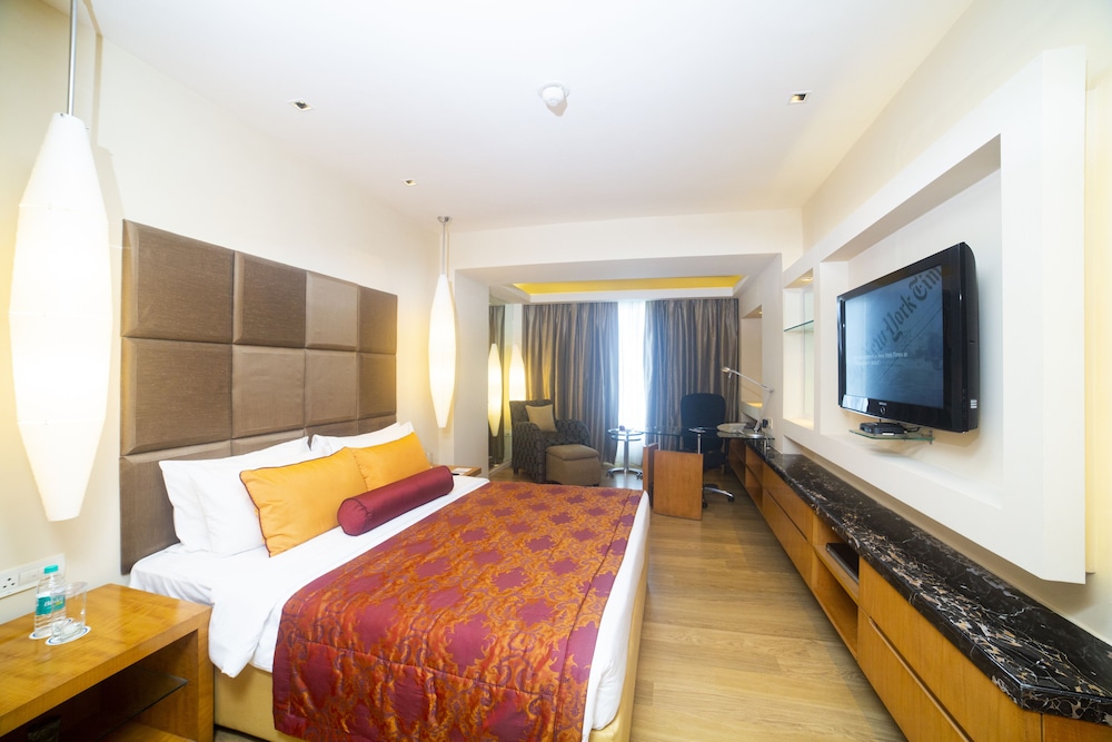 Premium Room, 1 King Bed - Photo 2