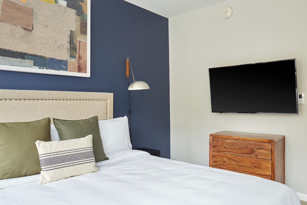 Deluxe Studio, 1 King Bed (Self Check-in with Virtual Front Desk) photo 2