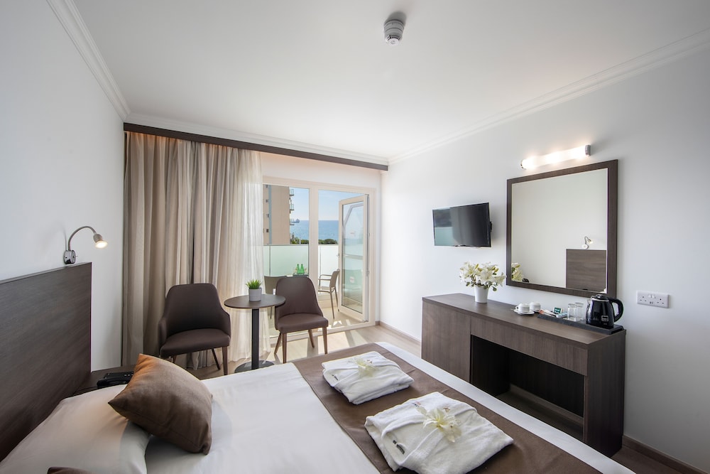 Superior Room, Partial Sea View