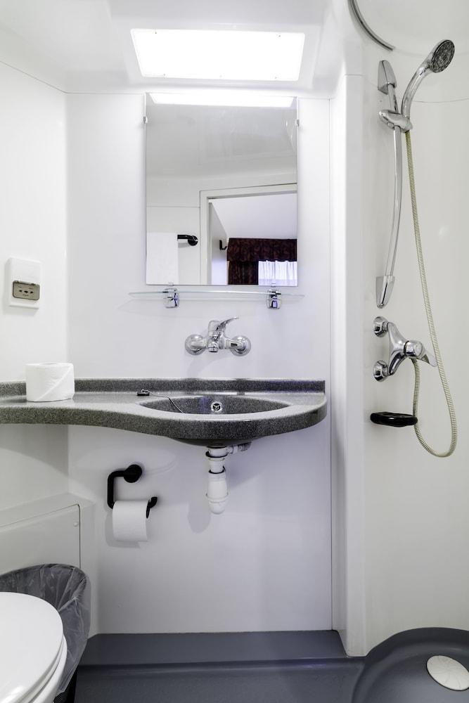 Compact Twin, Ensuite photo 2