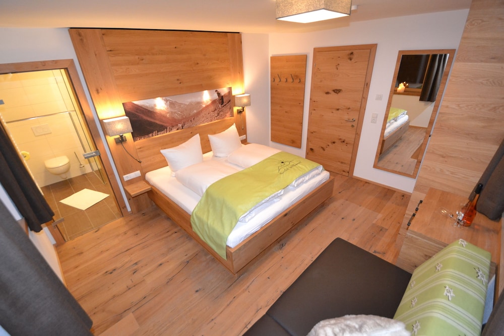 Luxury Apartment, 3 Bedrooms, Hot Tub and Sauna, Mountain View photo 2