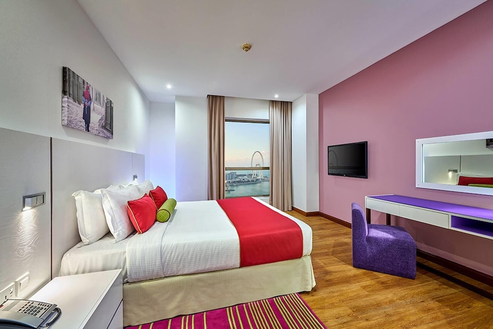 Suite, 1 King Bed, Partial Sea View